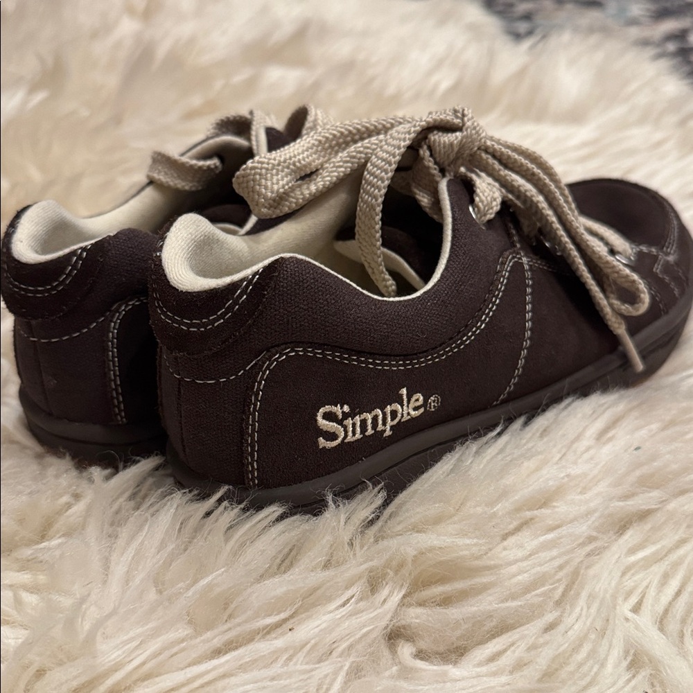Simple Unisex Sneakers - W8/M6